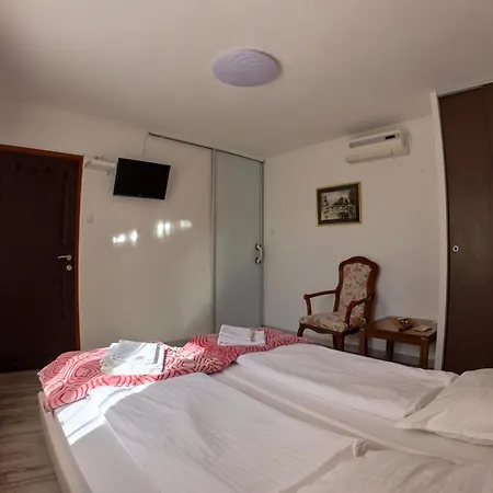 Ciro Guest House-free Parking