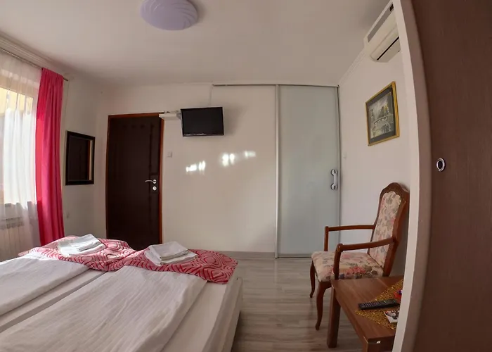 Ciro Hotel - Free Parking Guest house